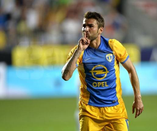 Adrian_Mutu_cu_degetul_la_gura_spre_suporteri_dupa_golul_din_meciul_tur_cu_Viktoria_Plzen_gsp.ro