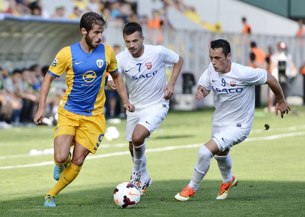 Pablo_de_Lucas_urmarit_de_Ianc_si_Ivanovici_fcpetrolul.ro