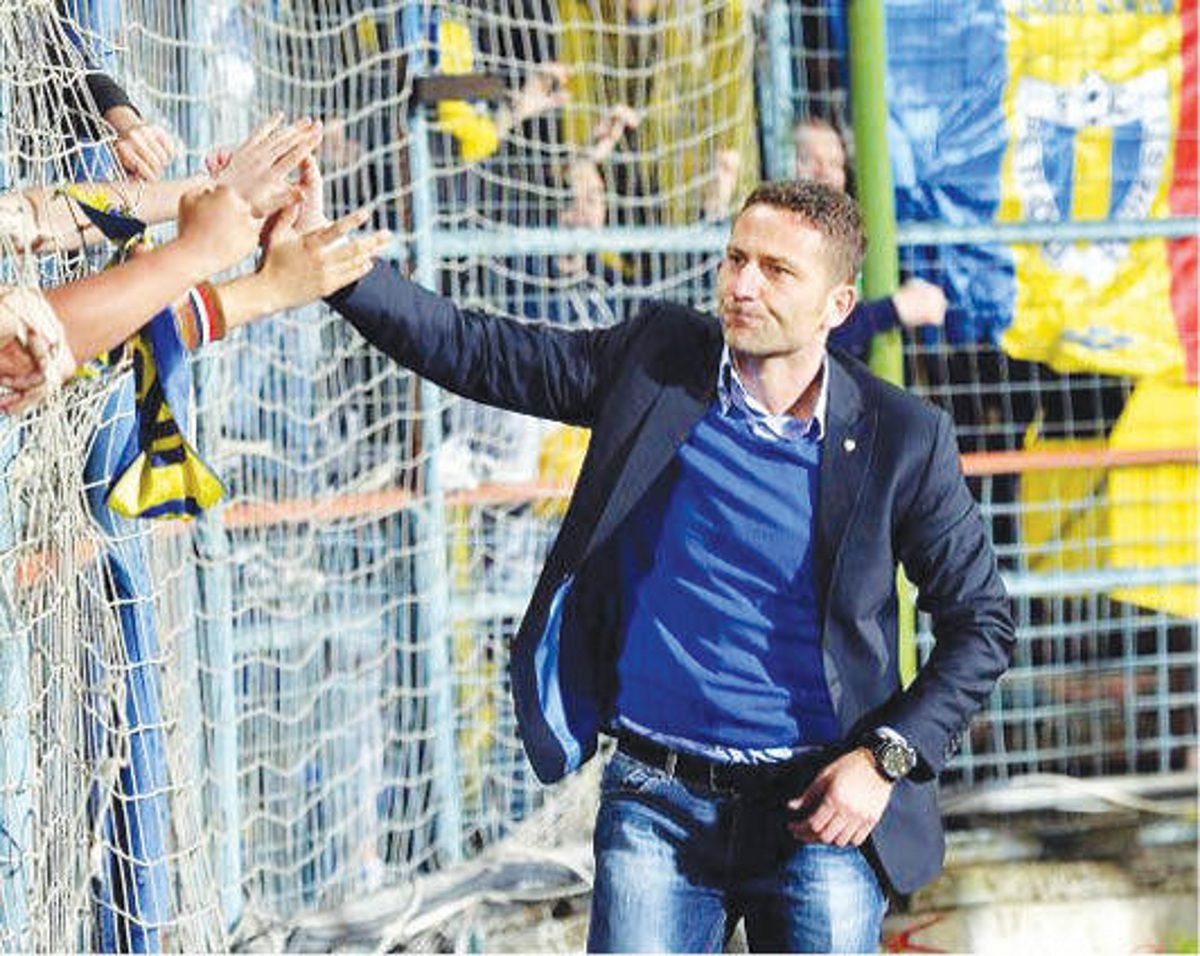 Cristian Vlad saluta galeria, Facebook