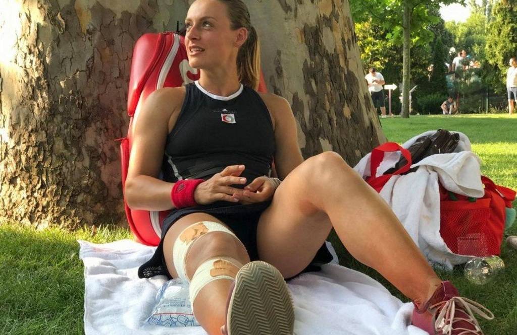 Ana Bogdan bandajata dupa accidentarea la genunchiul drept, gsp.rp