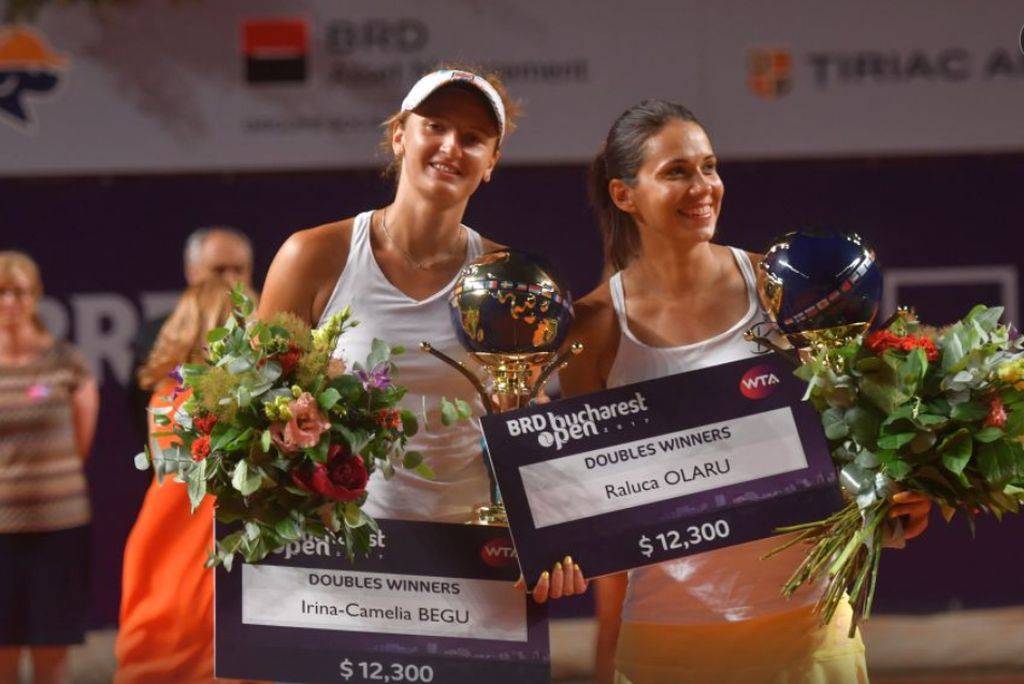 Irina Begu si Raluca Olaru cu trofeul, cecurile si florile de la dublu BRD Bucharest Open, gsp.ro