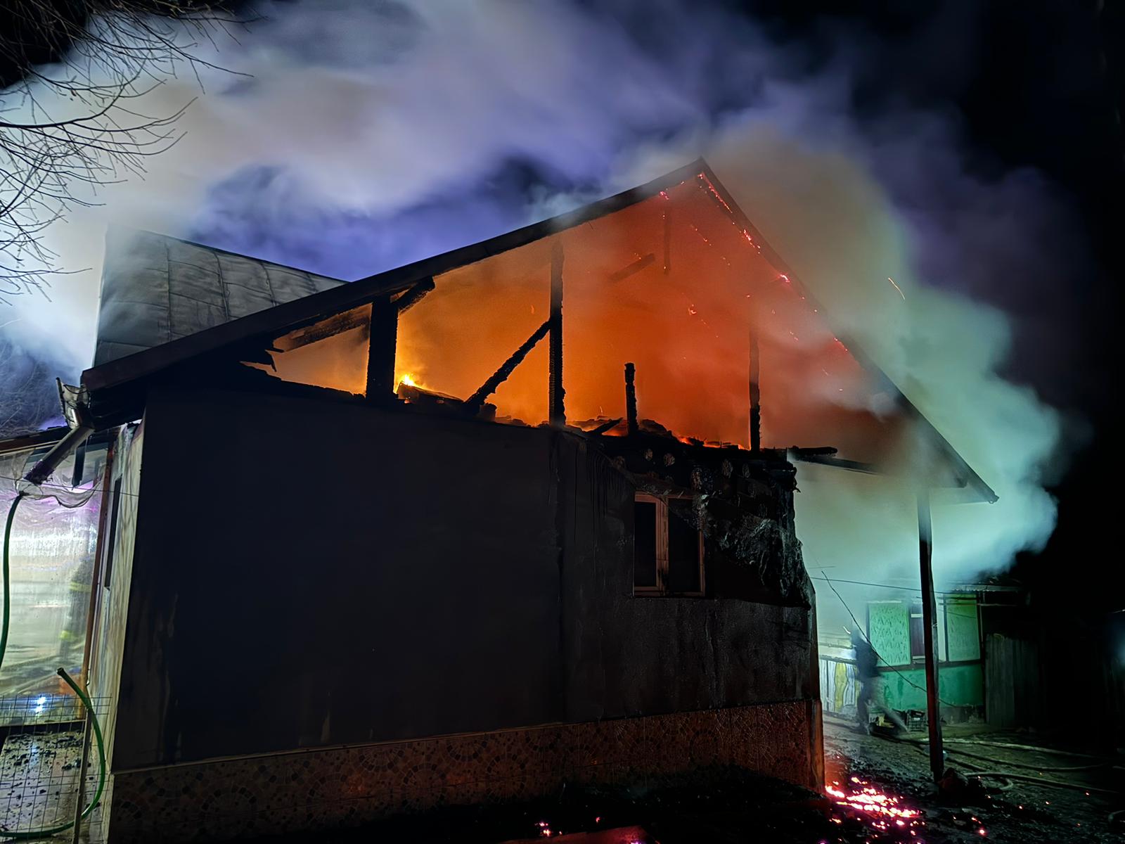 Incendiu puternic în comuna Salcia Foto video Gazeta de Prahova