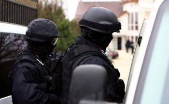 VIDEO percheziţii suspecţi de prostituţie şi proxenetism VIDEO percheziţii suspecţi de prostituţie şi proxenetism