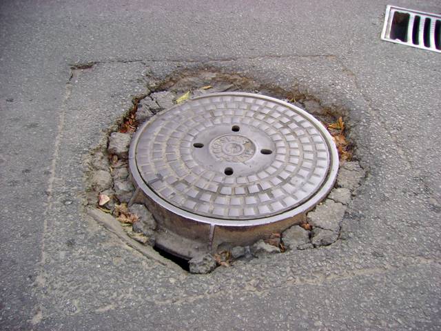 Au furat capacele de canal de la o şcoală. Acum au dosar penal Au furat capacele de canal de la o şcoală. Acum au dosar penal