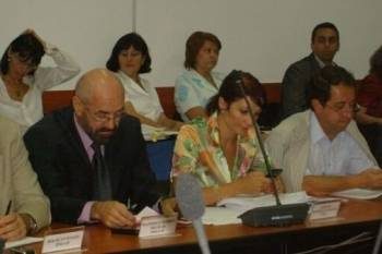 În Consiliul Local Ploieşti, ca la piaţă: mai scad unii, mai înghit alţii