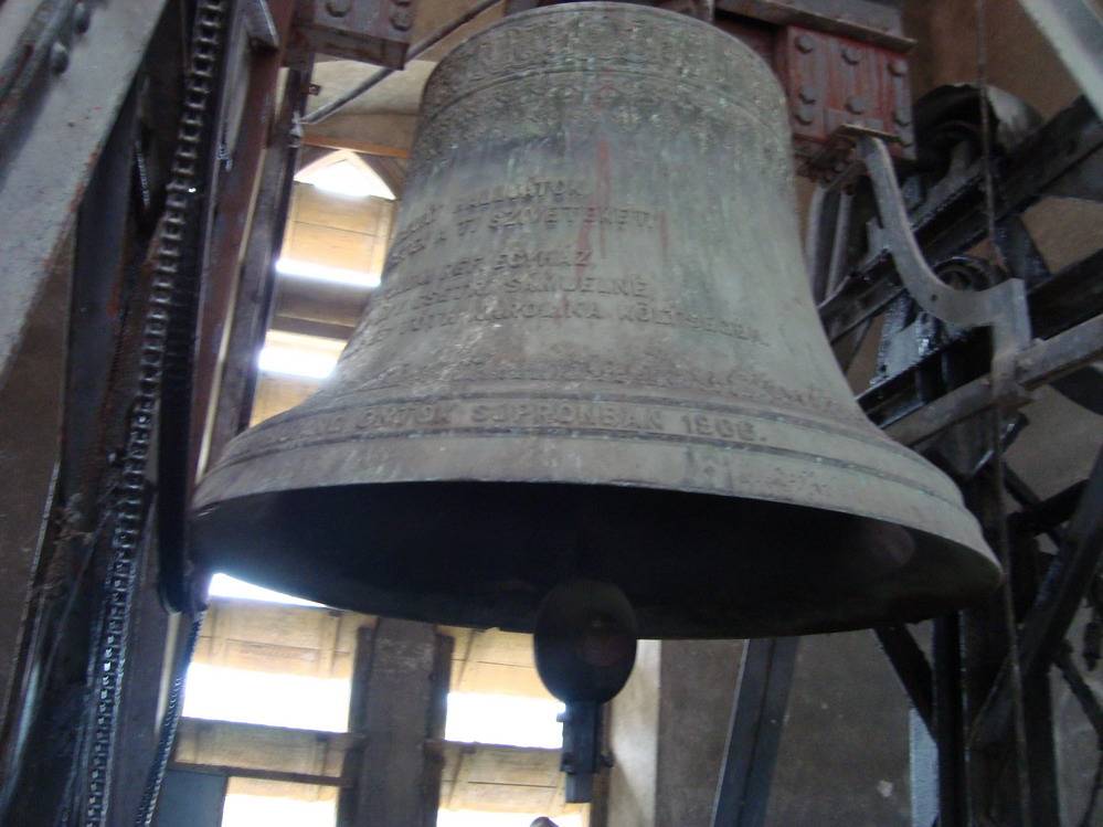 A fost găsit mort în clopotniţă A fost găsit mort în clopotniţă