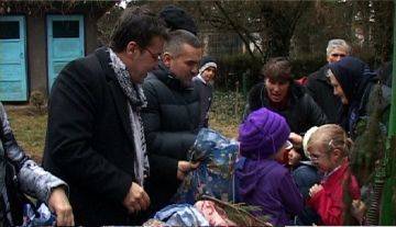 Leonard Doroftei si Florin Chilian au impartit cadouri copiilor din Tomsani