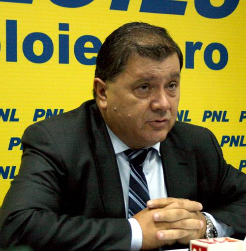 Adrian Semcu s-a întâlnit cu presa pentru a se război cu colegii pucişti/Citeşte scrisoarea deschisă adresată de Semcu liberalilor prahoveni Adrian Semcu s-a întâlnit cu presa pentru a se război cu colegii pucişti/Citeşte scrisoarea deschisă adresată de Semcu liberalilor prahoveni