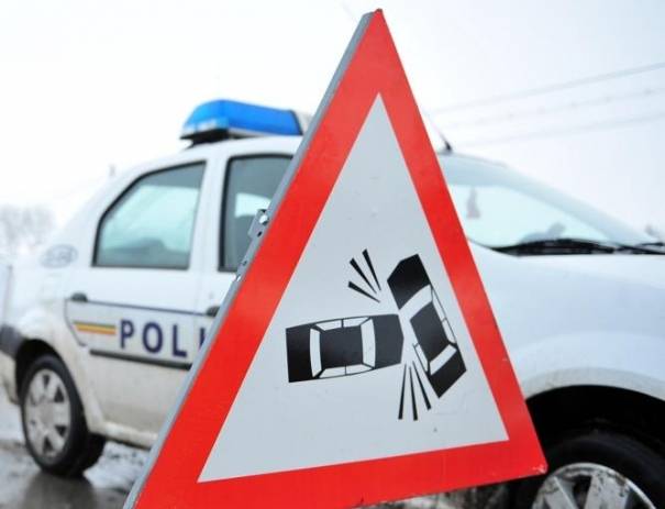 Un microbuz de pasageri a intrat într-un copac la Lipăneşti. Doi răniţi Un microbuz de pasageri a intrat într-un copac la Lipăneşti. Doi răniţi