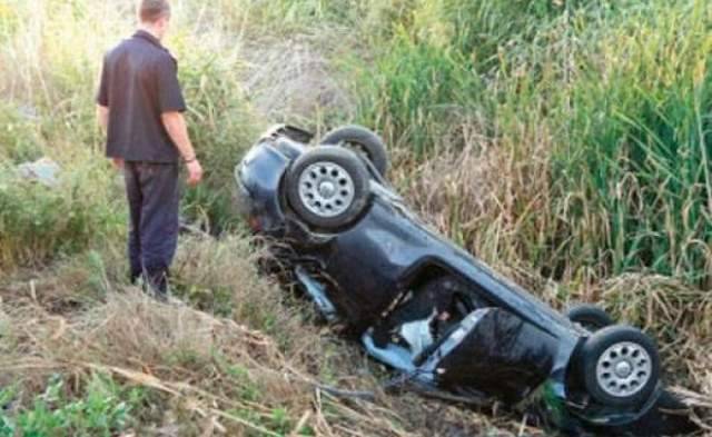 Un şofer s-a răsturnat cu maşina la Teişani Un şofer s-a răsturnat cu maşina la Teişani