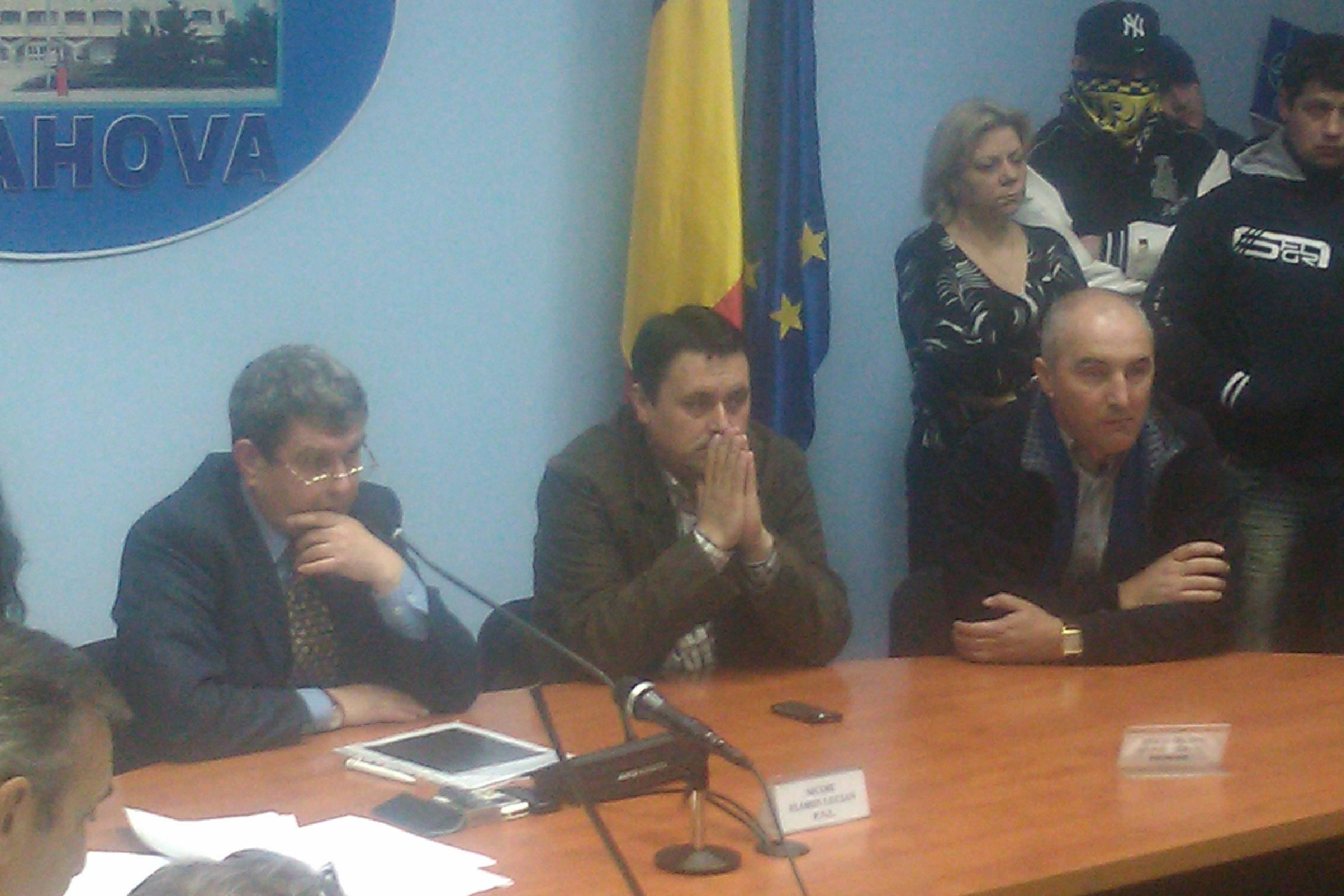 Consilierii ploieşteni au votat: Petrolul aparţine unui anume Capră şi fiului său/AUDIO Consilierii ploieşteni au votat: Petrolul aparţine unui anume Capră şi fiului său/AUDIO