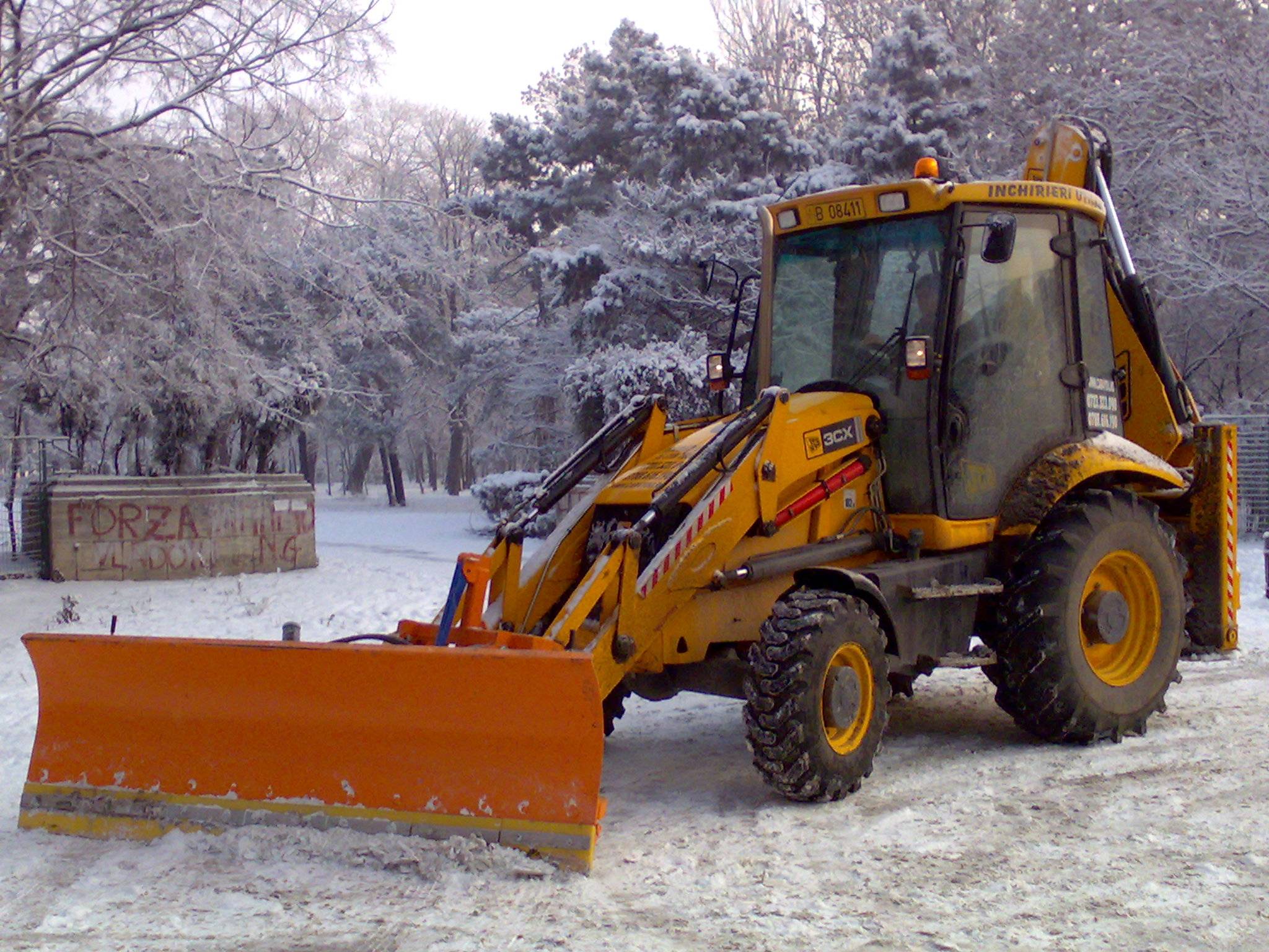 Cinism fără margini. Au furat acumulatorii utilajului de deszăpezire Cinism fără margini. Au furat acumulatorii utilajului de deszăpezire