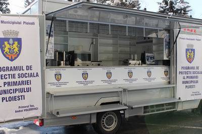 PLOIEŞTI/Programul de protecţie socială al primăriei: un polonic de ceai la pahar de plastic PLOIEŞTI/Programul de protecţie socială al primăriei: un polonic de ceai la pahar de plastic