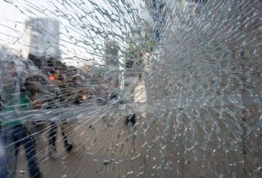 Trei tineri arestaţi după ce au spart o maşină din Ploieşti