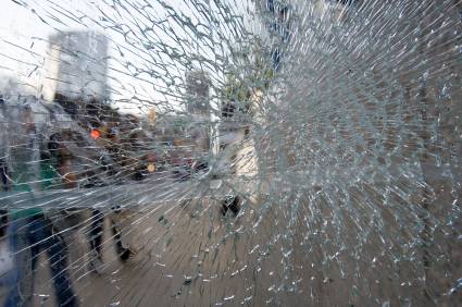 Trei tineri arestaţi după ce au spart o maşină din Ploieşti Trei tineri arestaţi după ce au spart o maşină din Ploieşti