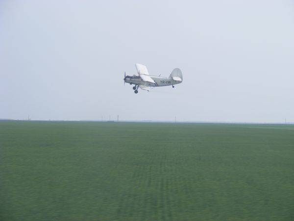 Un avion a aterizat de urgenţă într-o comună prahoveană Un avion a aterizat de urgenţă într-o comună prahoveană