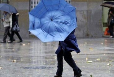 Avertizare meteo: intensificări ale vântului, precipitații, ninsori viscolite la munte