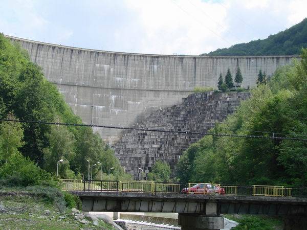 Ploile au umplut barajele Paltinu şi Măneciu. Urmează evacuări controlate Ploile au umplut barajele Paltinu şi Măneciu. Urmează evacuări controlate