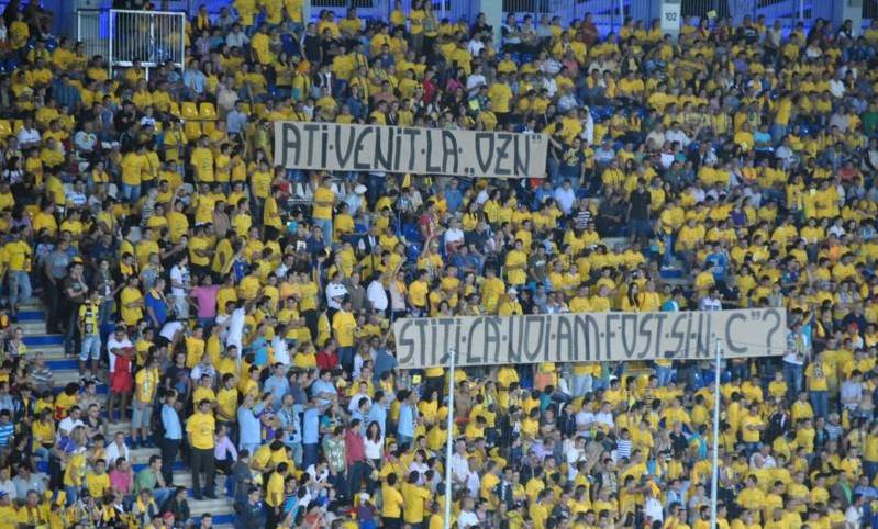 Suporterii Petrolului fac campanie pentru vânzarea de abonamente pe arena Ilie Oană Suporterii Petrolului fac campanie pentru vânzarea de abonamente pe arena Ilie Oană