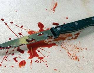 Un bătrân a murit încercând să-şi înjunghie fiul