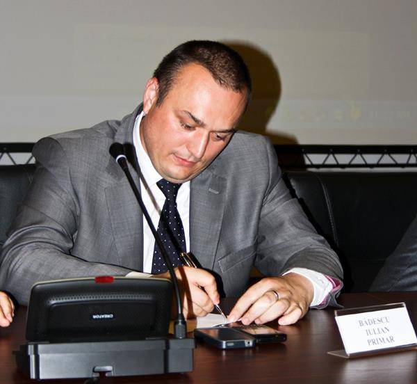 Mesajul primarului Iulian Bădescu pentru suporterii Petrolului Mesajul primarului Iulian Bădescu pentru suporterii Petrolului