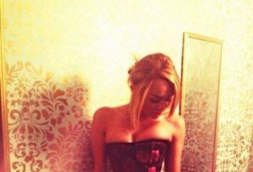 Rihanna şi Miley Cyrus răspund provocărilor presei îmbrăcându-se din ce în ce mai sumar