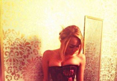 Rihanna şi Miley Cyrus răspund provocărilor presei îmbrăcându-se din ce în ce mai sumar Rihanna şi Miley Cyrus răspund provocărilor presei îmbrăcându-se din ce în ce mai sumar