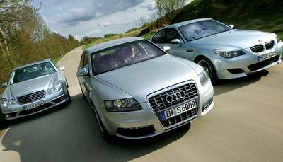 Mare grupare de traficanţi de autoturisme, desfiinţată cu succes de Poliţia Prahova Mare grupare de traficanţi de autoturisme, desfiinţată cu succes de Poliţia Prahova