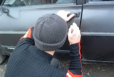 PLOIEŞTI. Prinşi în flagrant când spărgeau o maşină parcată pe strada Constantin Brezeanu