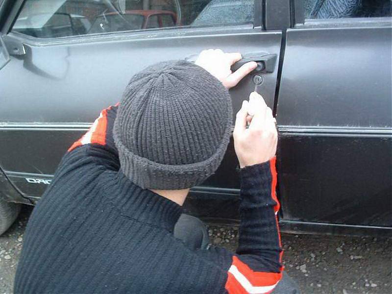 PLOIEŞTI. Prinşi în flagrant când spărgeau o maşină parcată pe strada Constantin Brezeanu PLOIEŞTI. Prinşi în flagrant când spărgeau o maşină parcată pe strada Constantin Brezeanu