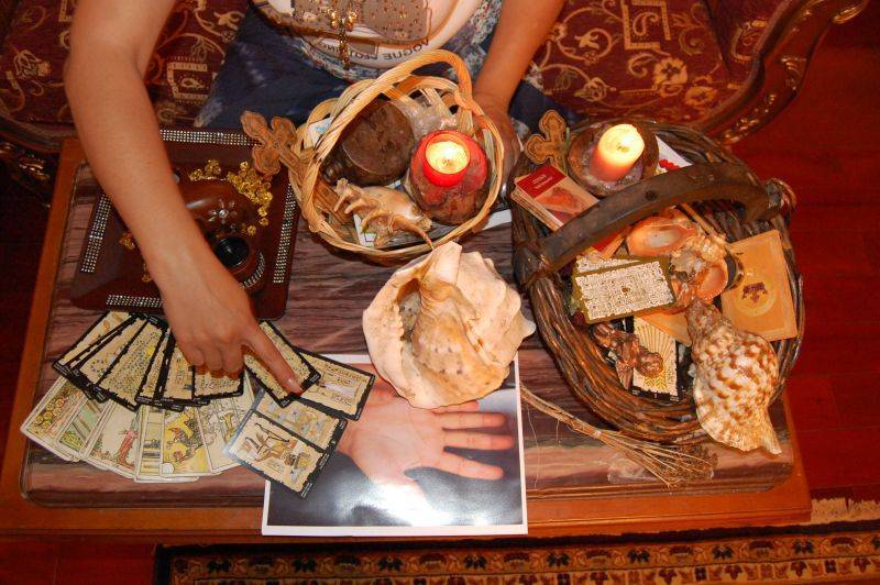 Ghiocul nu i-a prezis că o să ajungă în arest. O ghicitoare – prinsă în flagrant când păcălea o ploieşteancă Ghiocul nu i-a prezis că o să ajungă în arest. O ghicitoare – prinsă în flagrant când păcălea o ploieşteancă