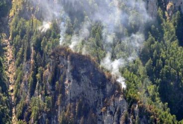 Incendiul din Bucegi nu a fost stins. Intervenţia pompierilor continuă