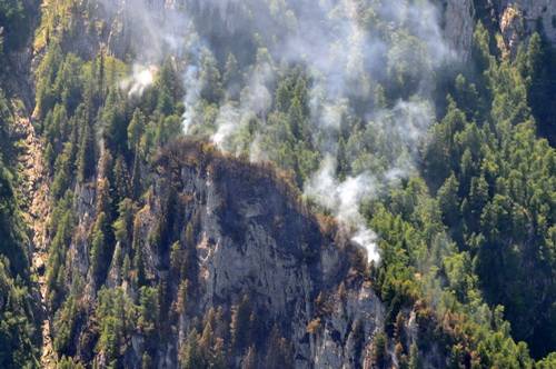 Incendiul din Bucegi nu a fost stins. Intervenţia pompierilor continuă Incendiul din Bucegi nu a fost stins. Intervenţia pompierilor continuă