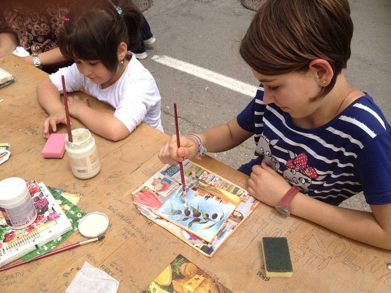 Ghiozdane complet echipate pentru elevi de la trei şcoli din Ploieşti Ghiozdane complet echipate pentru elevi de la trei şcoli din Ploieşti