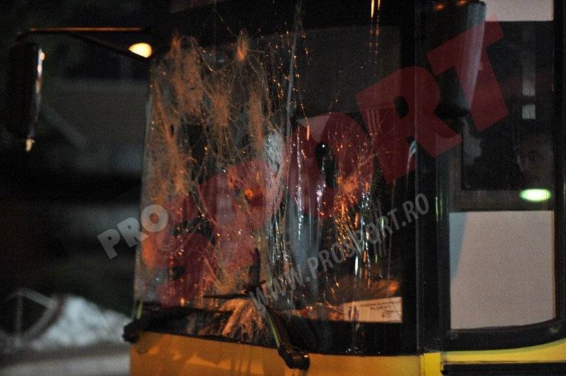 Suporterii Universității Craiova i-au tratat pe fanii Petrolului într-un mod incalificabil: au aruncat cu bolovani în autocarele venite de la Ploiești!!! Suporterii Universității Craiova i-au tratat pe fanii Petrolului într-un mod incalificabil: au aruncat cu bolovani în autocarele venite de la Ploiești!!!