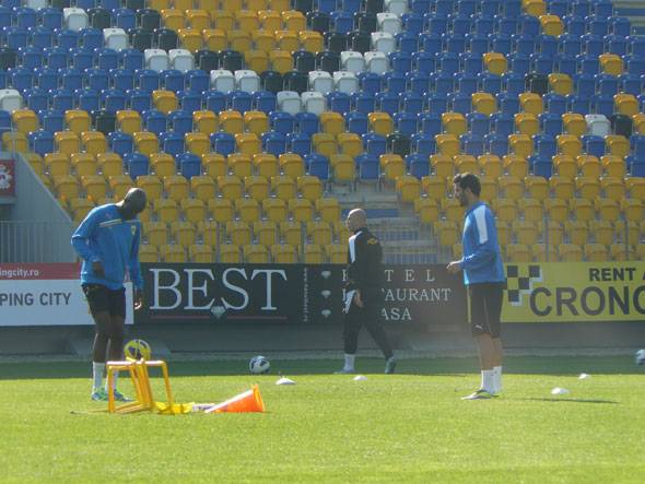 Hamza_Younes_si_Manasse_Ruben_Enza-Yamissi_la_antrenament_separat_24.X.2013_fcpetrolul.ro