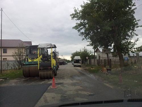 Ca PE VREMURI la vizitele “tovarăşului”. PREMIERULUI PONTA I-A FOST AŞTERNUT DE URGENŢĂ COVOR ASFALTIC DE LA MIZIL LA POARTA CRAMEI BUDUREASCA Ca PE VREMURI la vizitele “tovarăşului”. PREMIERULUI PONTA I-A FOST AŞTERNUT DE URGENŢĂ COVOR ASFALTIC DE LA MIZIL LA POARTA CRAMEI BUDUREASCA