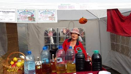 Iată medaliaţii cu aur la Festivalul Ţuicii. Printre aceştia, o familie de profesori din Văleni şi proprietarul unei fabrici din Băicoi Iată medaliaţii cu aur la Festivalul Ţuicii. Printre aceştia, o familie de profesori din Văleni şi proprietarul unei fabrici din Băicoi