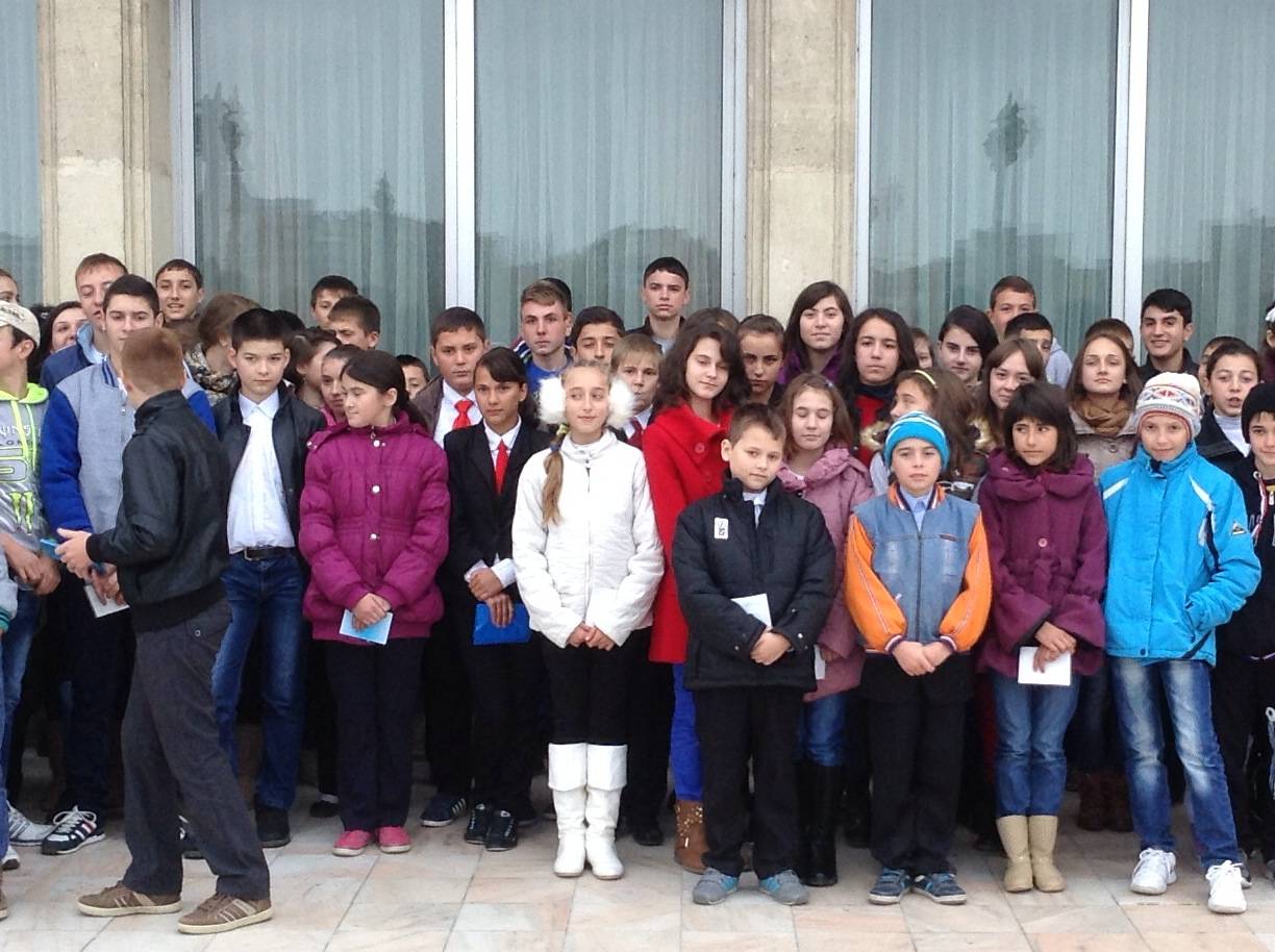 Elevi din Ceptura şi Fântânele în vizită la Palatul Parlamentului Elevi din Ceptura şi Fântânele în vizită la Palatul Parlamentului