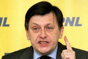 Crin Antonescu îi cere demisia lui Traian Băsescu