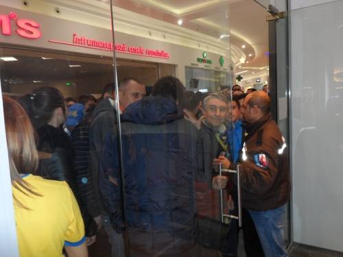 SC FC Petrolul, proaspăt calificată în semifinalele Cupei României, a inaugurat cel de-al doilea fanshop. Acum, în Ploiești Shopping City SC FC Petrolul, proaspăt calificată în semifinalele Cupei României, a inaugurat cel de-al doilea fanshop. Acum, în Ploiești Shopping City