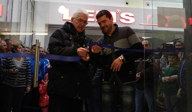 Mircea_Dridea_si_Cosmin_Contra_taie_panglica_la_2_fanshop_fcpetrolul.ro