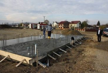 PĂULEŞTI. Au început lucrările la terenul de minifotbal din satul Găgeni
