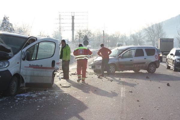 Utilitară Mediurg, cu un șofer isteric, implicată într-un accident pe DN1 Utilitară Mediurg, cu un șofer isteric, implicată într-un accident pe DN1