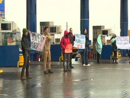 Protest al ecologiştilor la înmormântarea copilului mort la sonda din Ariceştii Rahtivani Protest al ecologiştilor la înmormântarea copilului mort la sonda din Ariceştii Rahtivani