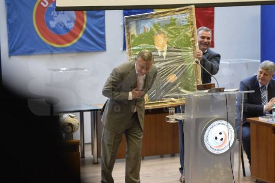 Silviu_Crangasu_ii_ofera_cadou_un_tablou_urias_cu_chipul_lui_lui_Mircea_Sandu_gsp.ro