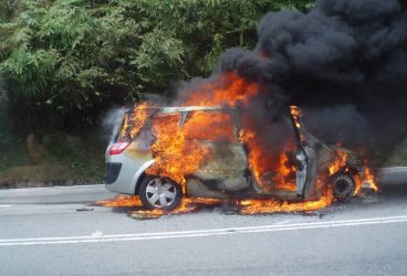 Un autobuz şi un autoturism au luat foc în trafic
