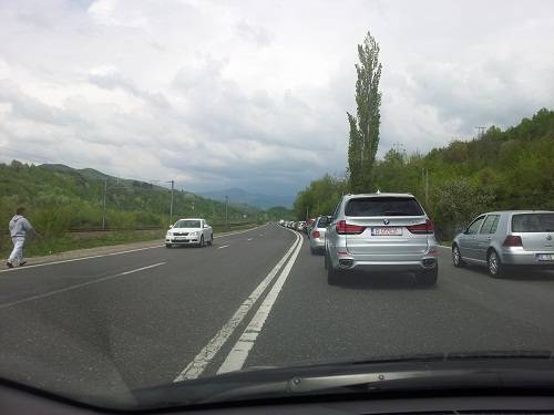 Restricţii pe DN1. Copac căzut pe carosabil Restricţii pe DN1. Copac căzut pe carosabil