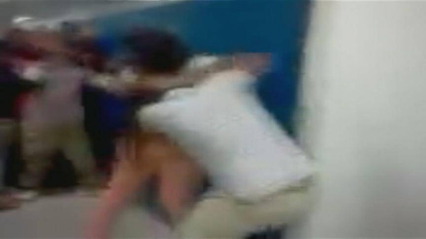 Copil bătut în curtea şcolii, la Dumbrăveşti Copil bătut în curtea şcolii, la Dumbrăveşti