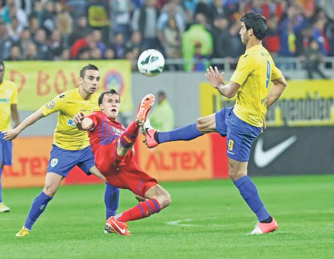 Damien_Boudjemaa_si_Hamza_Younes_atacandu-l_pe_Vlad_Chiriches_libertatea.ro